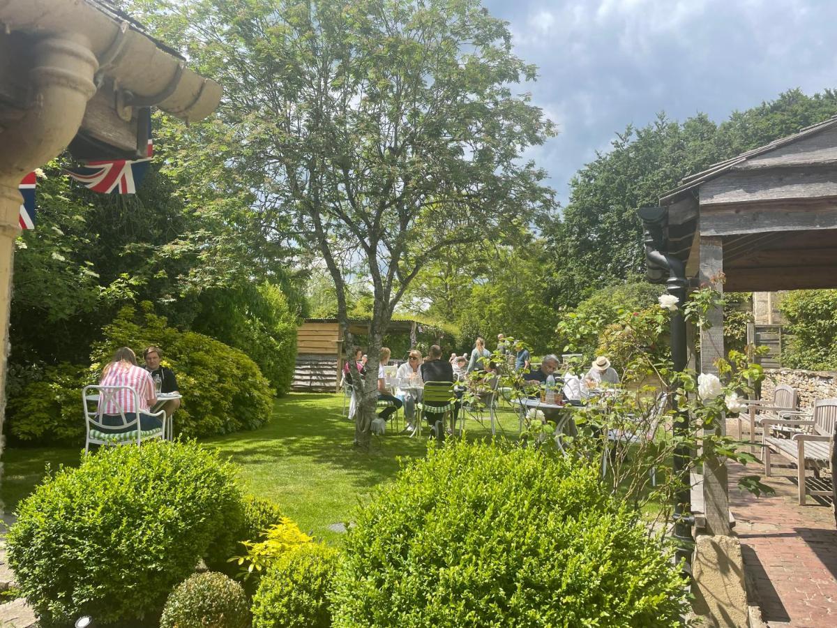 The Swan Inn Swinbrook Burford Zewnętrze zdjęcie