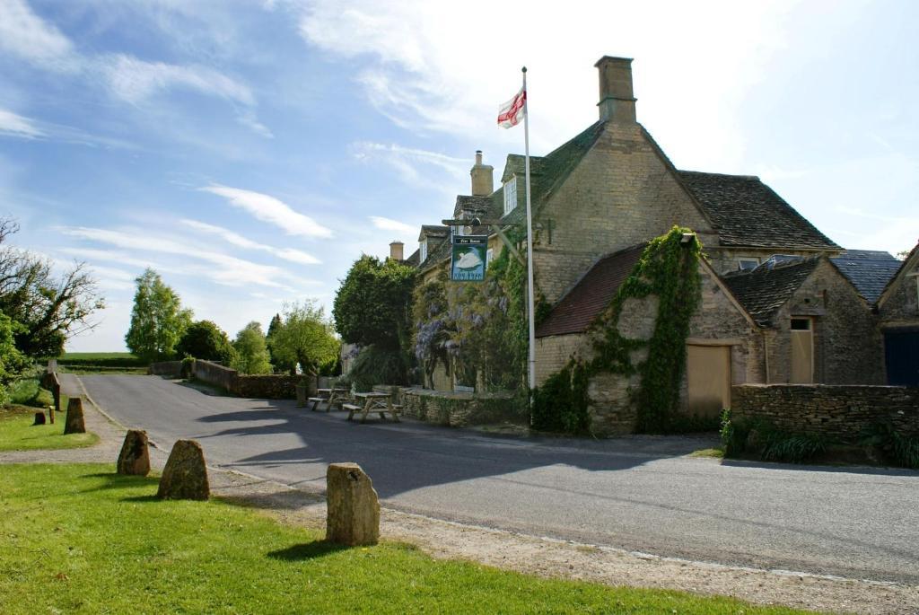 The Swan Inn Swinbrook Burford Zewnętrze zdjęcie